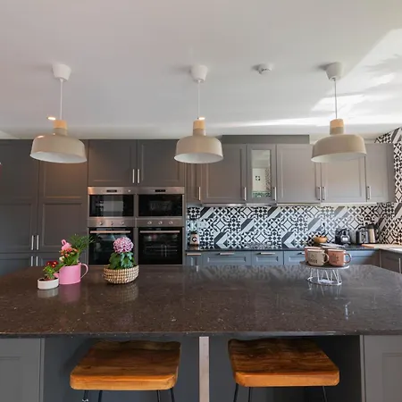 7min To Uni Se-velha - Ac - Work Desk - 300mbs Wifi - 6 Gasthof 4*